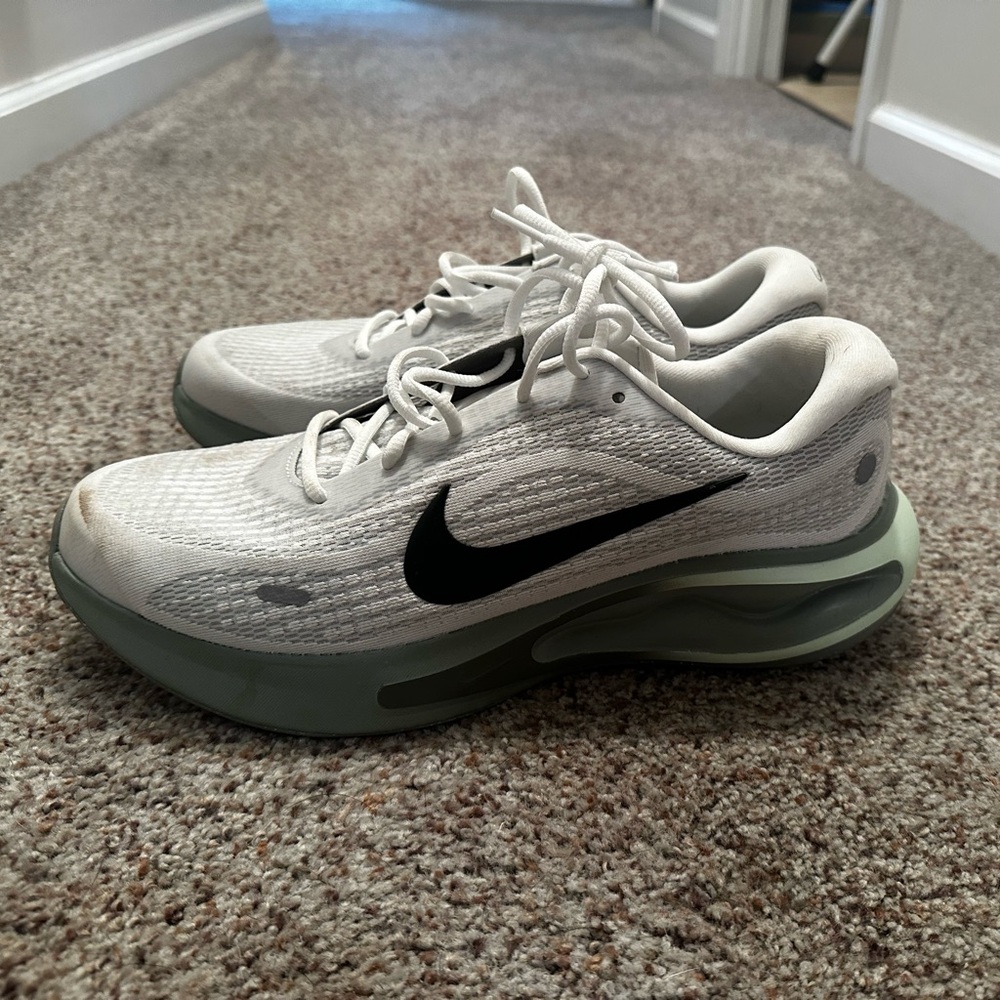 Nike Men's White and Black Athletic Shoes with Green Sole